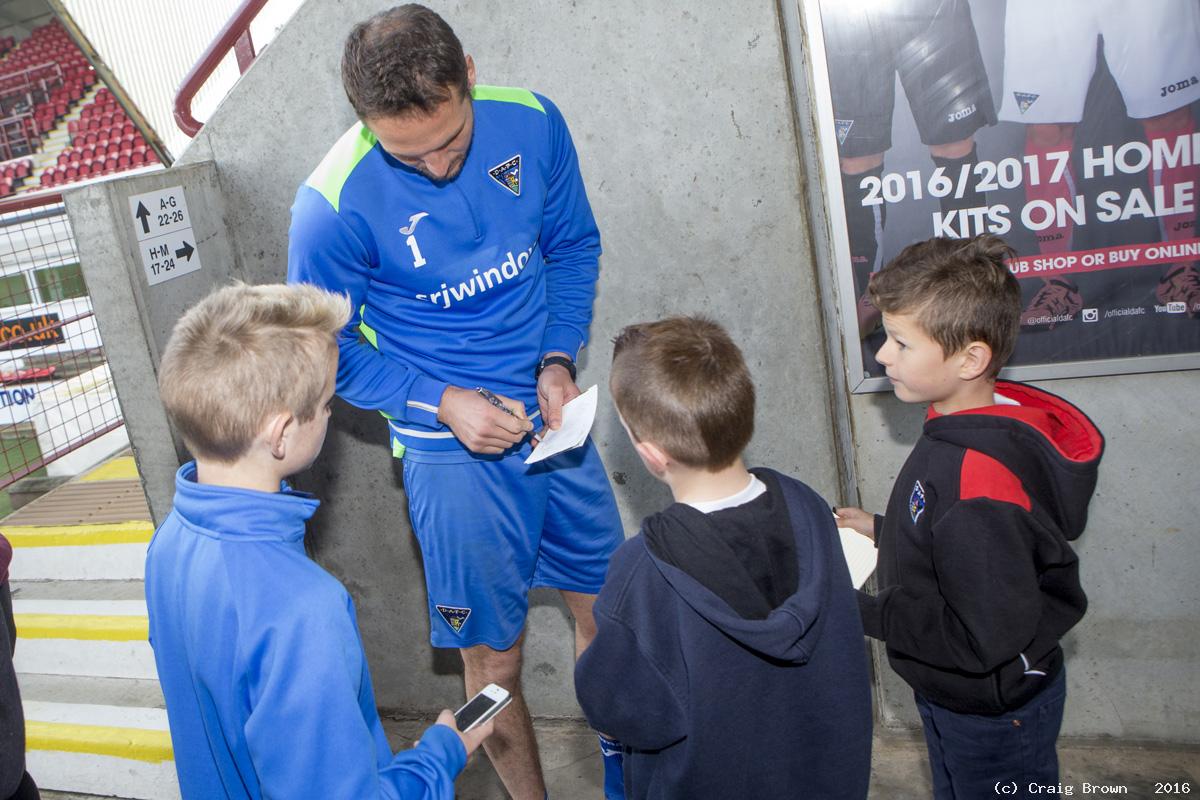 Young Pars Meet the Players