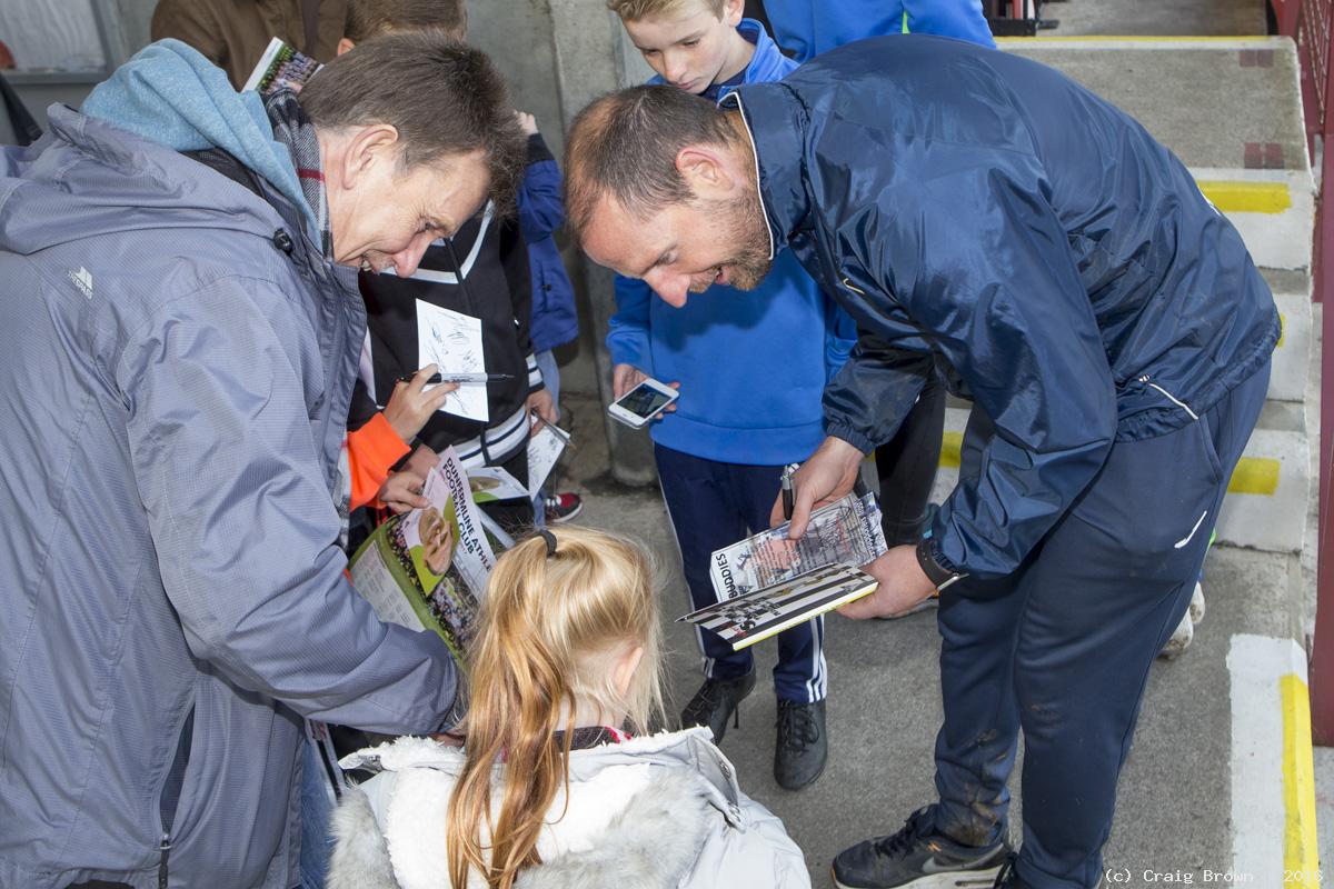 Young Pars Meet the Players