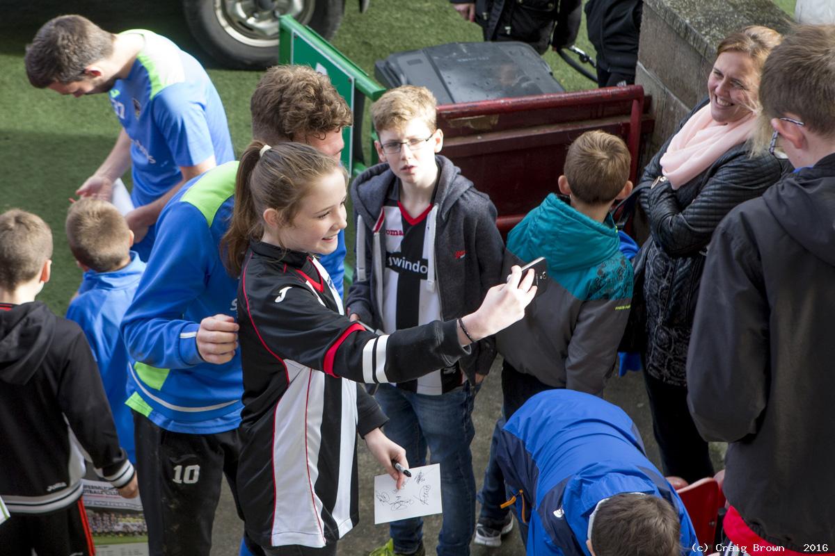 Young Pars Meet the Players
